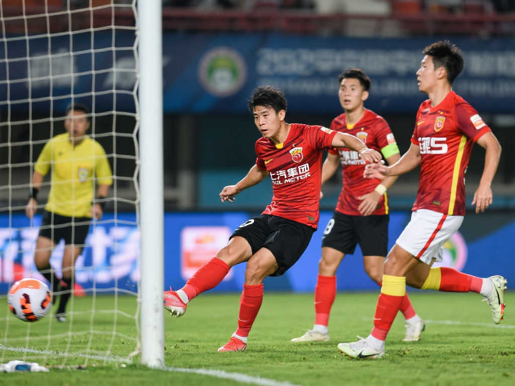 【中超】古斯塔沃进球后伤退，王燊超乌龙送礼，海港险胜梅州2-1