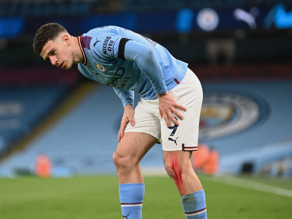 再损核心！斯通斯臀伤再犯，最坏恐至明年方能归队