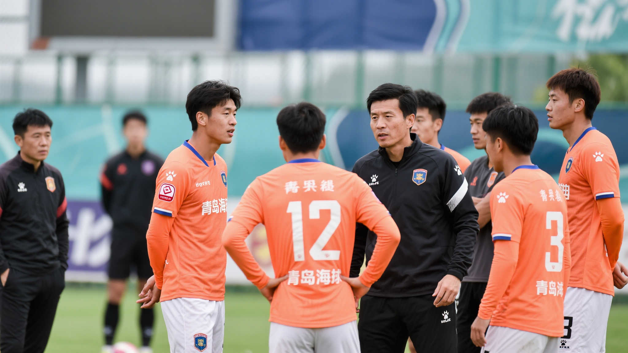 在当前赛季中，青岛海牛队的表现可谓起伏不定。面对接